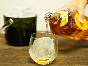 ナノラピアシリーズのお水でお酒を作る様子